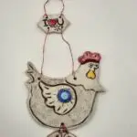 Χειροποίητη Κεραμική Κότα "Floral Nest" – Vintage Διακοσμητικό Τοίχου